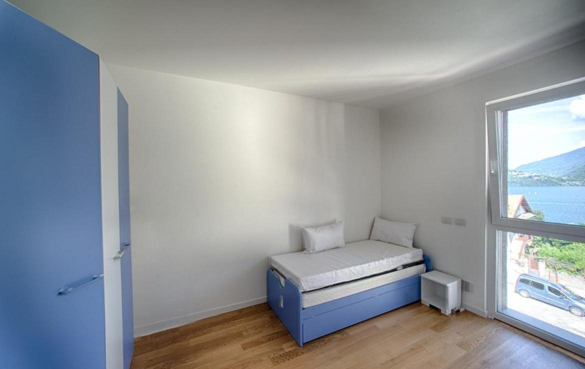 Modern Apartments Lake View With Pool Musso Exterior photo